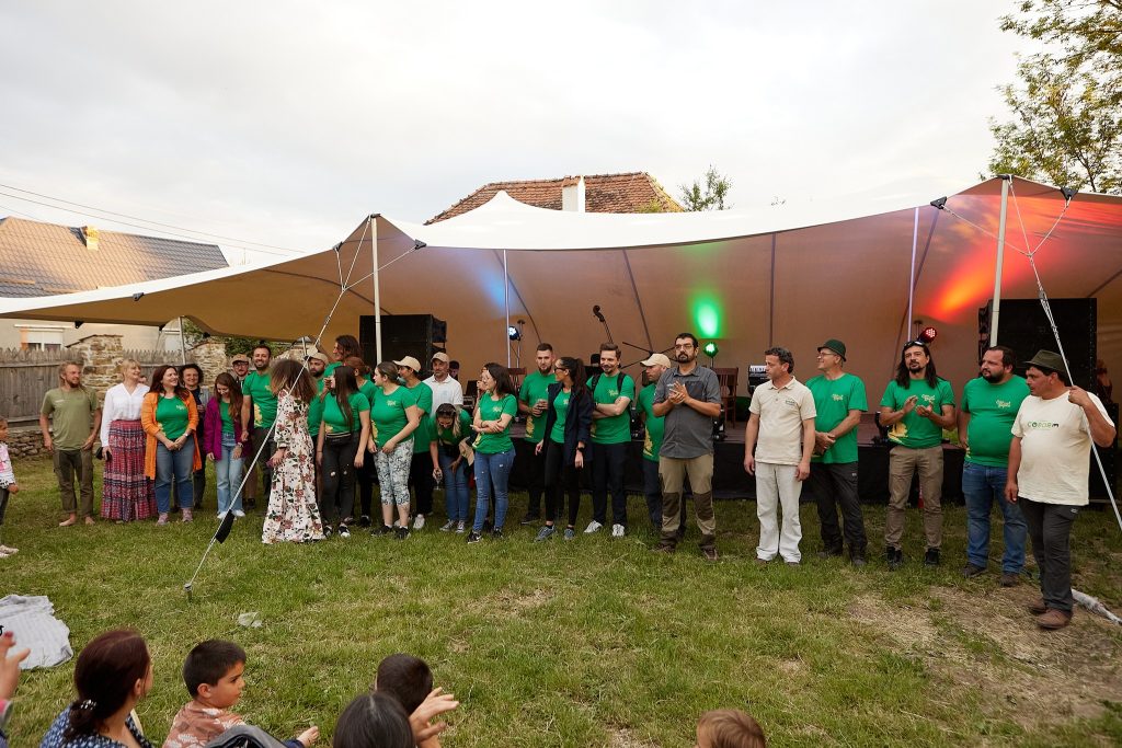 poză de grup în fața scenei cu o parte din organizatorii primei ediții a festivalului transilvanean Cobor Între Stejari