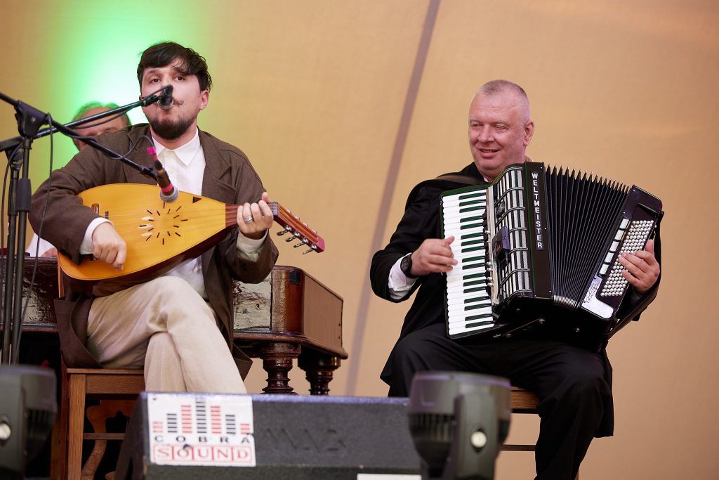 Simion Bogdan Mihai și Lăutarii de Mătase cântand pe scenă la Festivalul Cobor Între Stejari